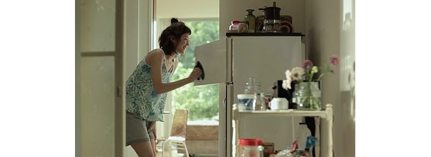 綾瀬はるかさんは無邪気な仕草を見せている