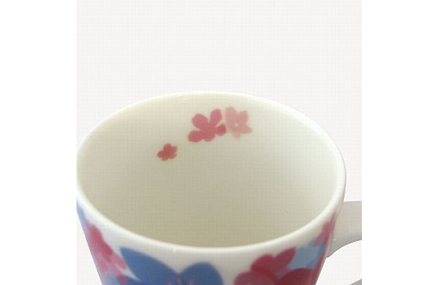 「さくら2012マグ」は内側にも花びらが！