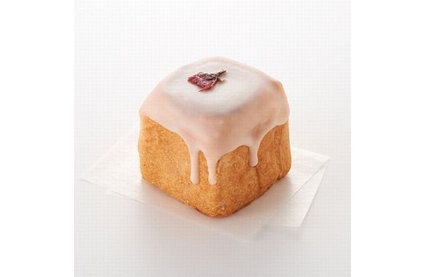桜の葉入りの餡を巻き込んだデニッシュ生地をキューブ状に焼き上げた「キューブデニッシュ さくら」(250円)