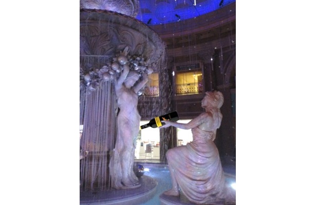 【画像】こんな女神の噴水も！　手にしているのは…