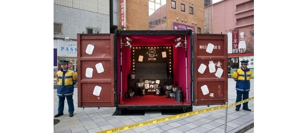 歌舞伎町にルパン三世が置いた“謎の巨大コンテナ”の中が公開