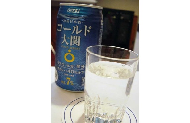 「コールド大関」をグラスに注ぐとこんな感じ