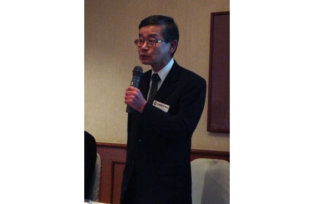 記者会見に臨む大関（株）の西川定良社長