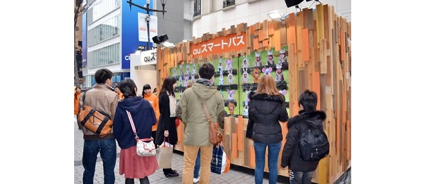 写真の写り具合をチェックする来場者たち