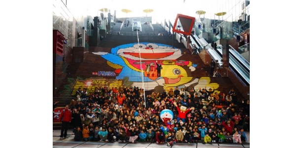 京都駅ビルの大階段に、全長約13メートル、横幅約15メートルのドラえもんのステップアートが登場
