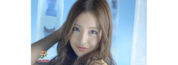 【写真】CM撮影に真剣に取り組んだという板野さんの表情も要チェックだ