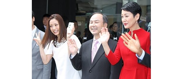 樋口さんの赤いドレス姿が華やか