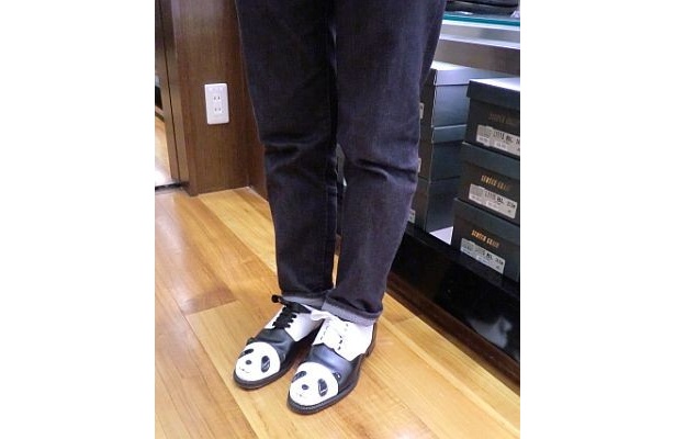 こちらは着用イメージ。パンダを意識した白×黒のツートンカラー