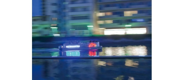水上からアート作品を楽しむこともできる