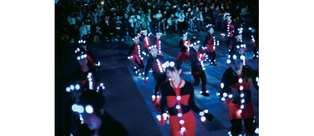 LEDをまとったライブイベントも実施