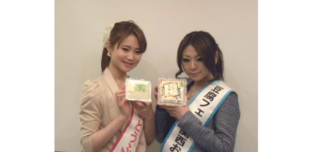 豆腐を持ってポーズ