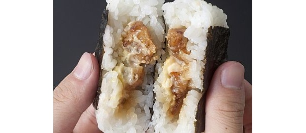 セブン-イレブンの「具たっぷりおむすび タルタルとチキン南蛮」。具材強化の流れはソースにも波及しているようだ