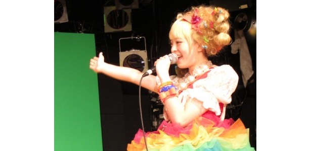 「コカ・コーラ ぱみゅぱみゅ自販機」を元気いっぱいに紹介した