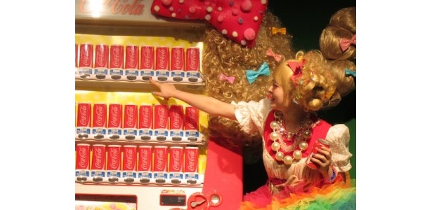 自販機をポチッとするきゃりーぱみゅぱみゅ