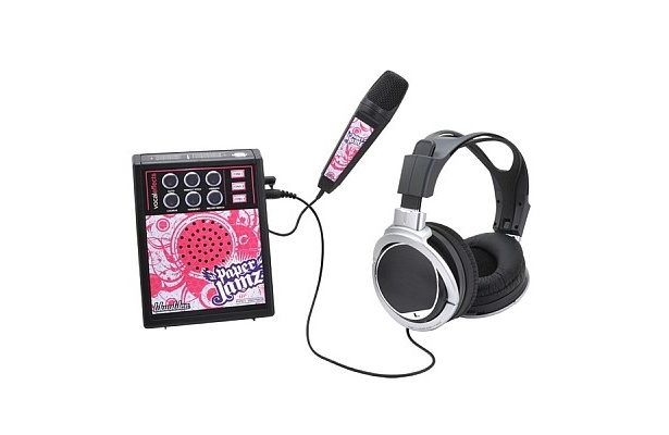 本体にヘッドフォン（別売り）をつなげば、声の変化がより分かりやすくハズカしくないぞ！