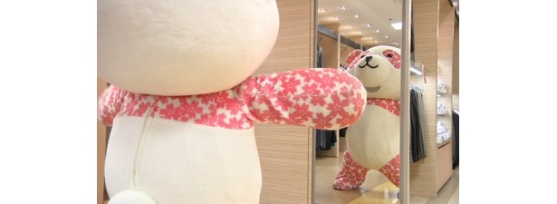 鏡を見ながらダンスの練習を開始