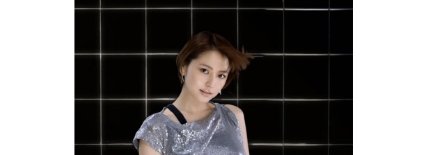 風になびく髪が美しい長澤さん