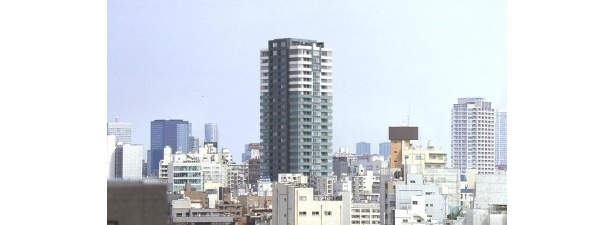 時代は現代へ。大人になり、都会の高層ビルに住む井川さん