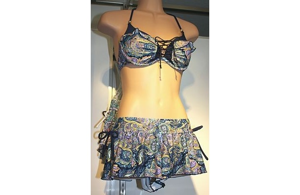洋服の流行の延長で、エスニック柄が注目されている