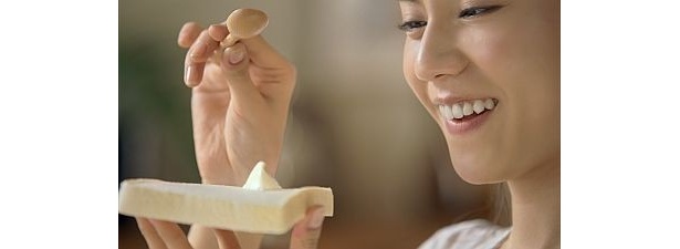 松下さんはクリーミースム～スをパンにのせて食べ、のせて食べと、美味しそうな表情を浮かべている