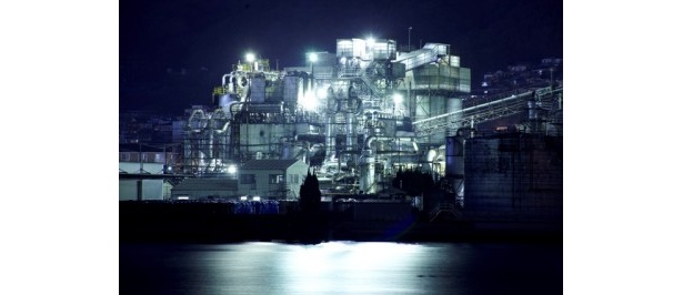 夜間照明に照らされるダクトは工場夜景の見どころの一つ