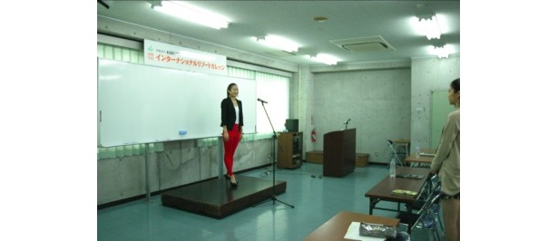 スピーチを実践する長嶺さん