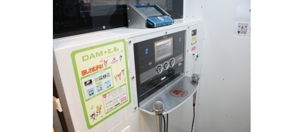 カラオケ店に設置されているものと同じものが使われているので歌う時もいつもと同じ 