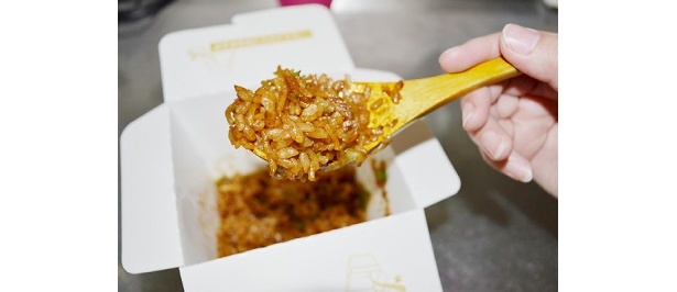 ソースとスパイスをふりかけ、よく絡ませることで完成！