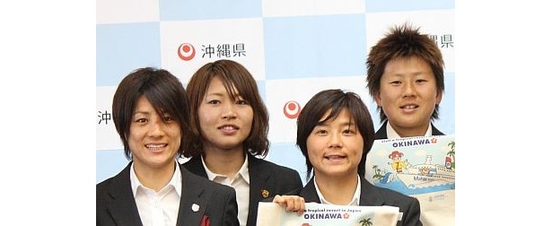 記念撮影に応じる近賀、甲斐、大野、海堀の4選手
