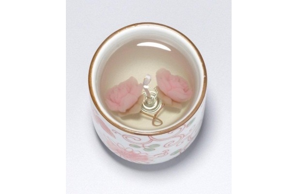 ほのかなサクラの香りがたまらない！「桜茶キャンドル」（714円）