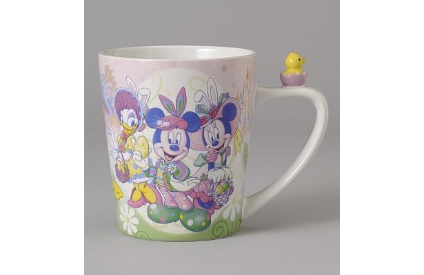 ヒヨコがちょこんと乗ったキュートなマグカップ。表にはウサギの耳を付けたミッキー＆ミニーが(1300円)