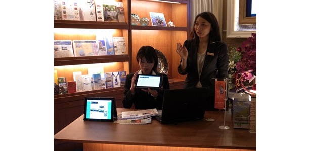 コンシェルジュがipadなどを使用しながら、神戸の観光情報を教えてくれる
