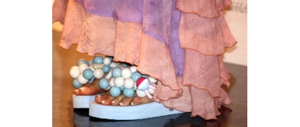 ワンピの裾からのぞくサンダルがラブリー！