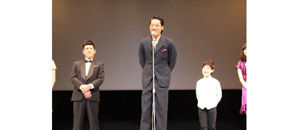【写真】林のプロ級(？)の振りを受け、アントニオ猪木の物まねを披露したAKIRA