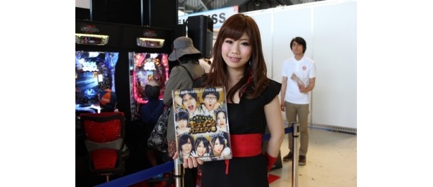 KYORAKUブースには“くノ一（クノイチ）”風のセクシー美女が！