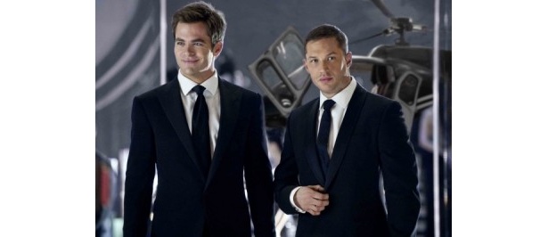 『Black&White ブラック&ホワイト』に出演するクリス・パインとトム・ハーディ(右)