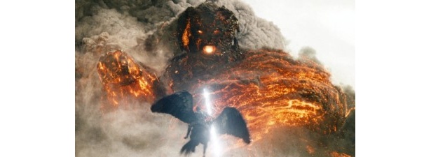 ペガサスに乗り、人類を地獄へと突き落とす巨神クロノスへ果敢に立ち向かうペルセウス