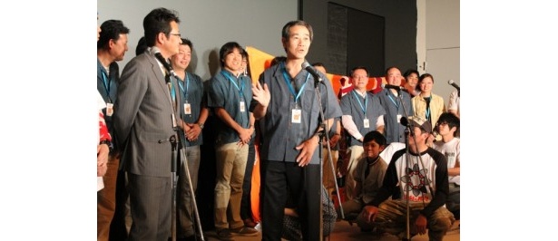 映画に関わった地元スタッフを紹介する蒲郡市の稲葉市長