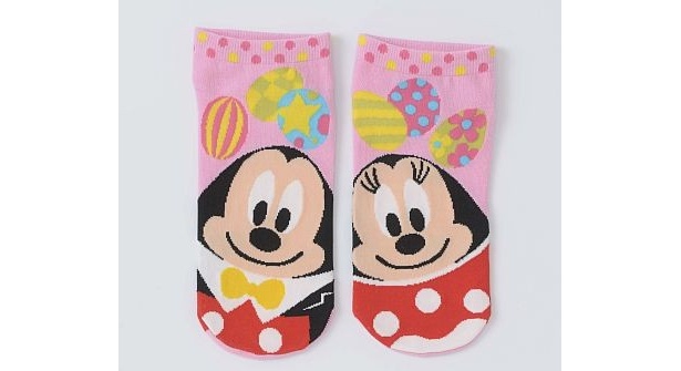 左右で違う柄がポイントのソックス(600円)