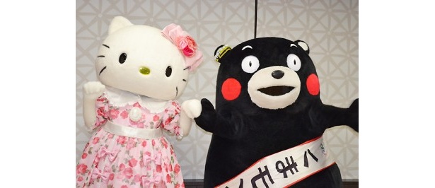 手を取り合って入場するハローキティとくまモン