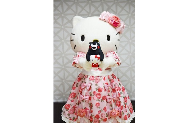 ぬいぐるみを手渡され、ご機嫌のハローキティ