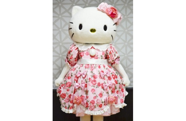 キティは可愛らしいピンクの衣装で登場！