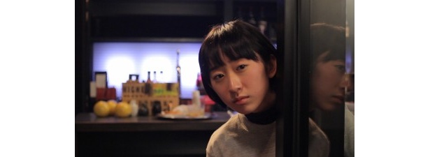 椎名琴音演じるモモカは、ド素人新人アルバイト“ゴカンピーチ”として悪と戦う