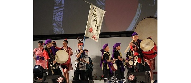 “頑張れ!!　東北”の旗を掲げ、エールを送る