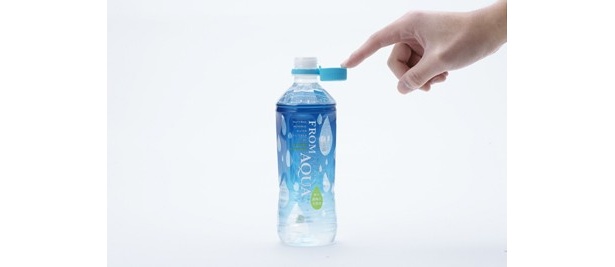 【写真】ペットボトルのふたを落とす心配がない新機能「落ちないキャップ」