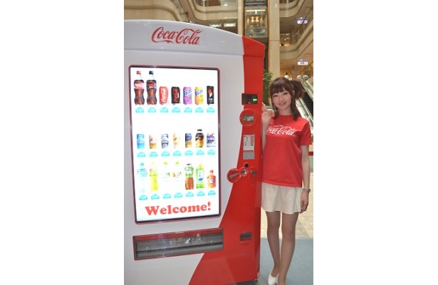 コカ・コーラより“心躍る楽しさ”を追求した新型自動販売機が登場！