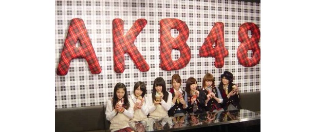 カフェスペースにて。右からAKB48メンバー(前田亜美、小林香菜、片山陽加、高城亜樹)、NMB48メンバー(山本彩、城恵理子、小鷹狩佑香)