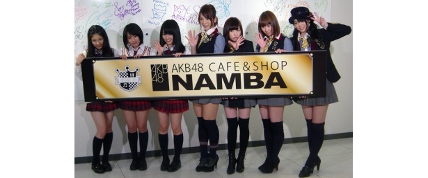 【写真】記者発表にて。右からAKB48メンバー(前田亜美、小林香菜、片山陽加、高城亜樹)、NMB48メンバー(山本彩、城恵理子、小鷹狩佑香)