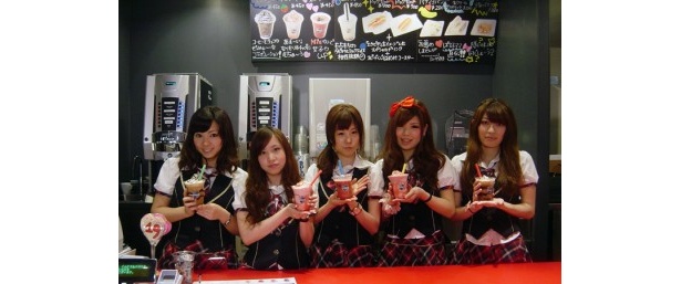 店員もAKB48を彷彿させる制服でお出迎え