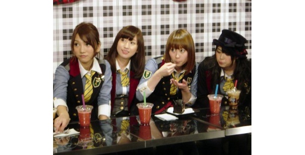 試食するAKB48メンバー。右から前田亜美、小林香菜、片山陽加、高城亜樹